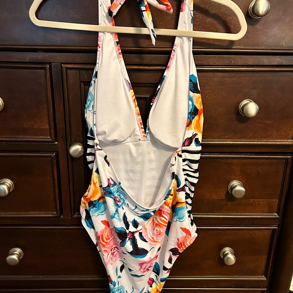 Cupshe One Piece Swimsuit - Picture 2 of 3